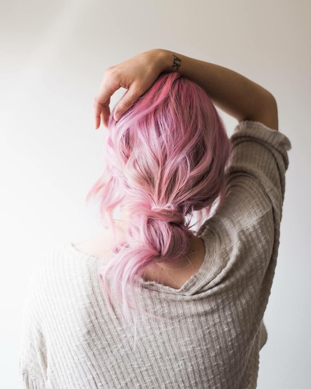 Девушка красит волосы в розовый цвет (72 фото)