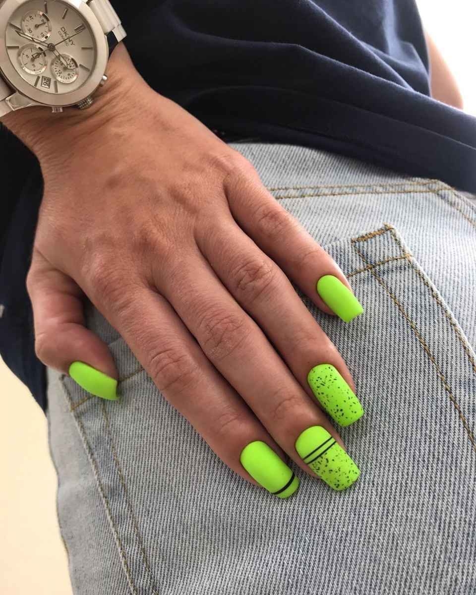 Маникюр зеленый с черным