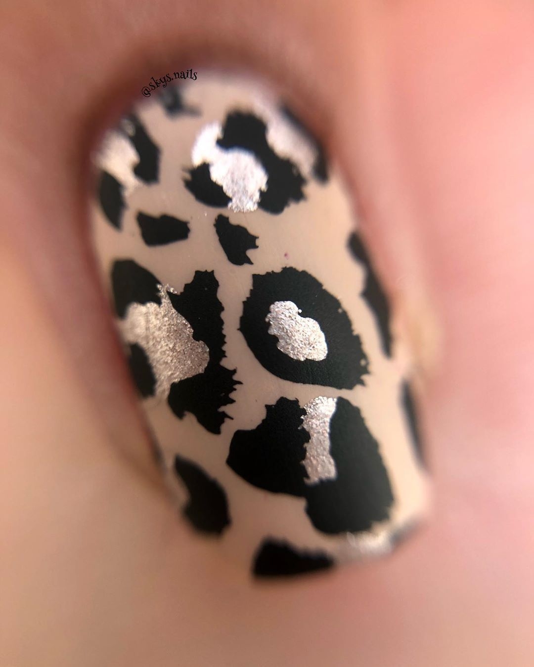 Дизайн леопард на ногтях