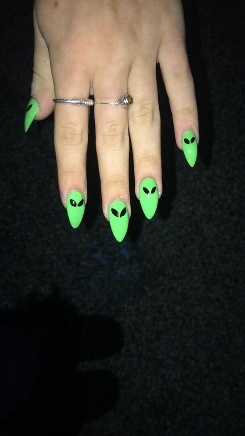 Ногти с инопланетянами зелёные