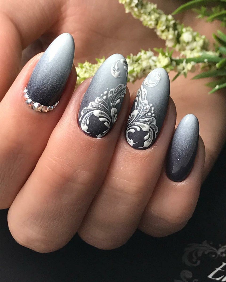 Серый маникюр с белыми вензелями