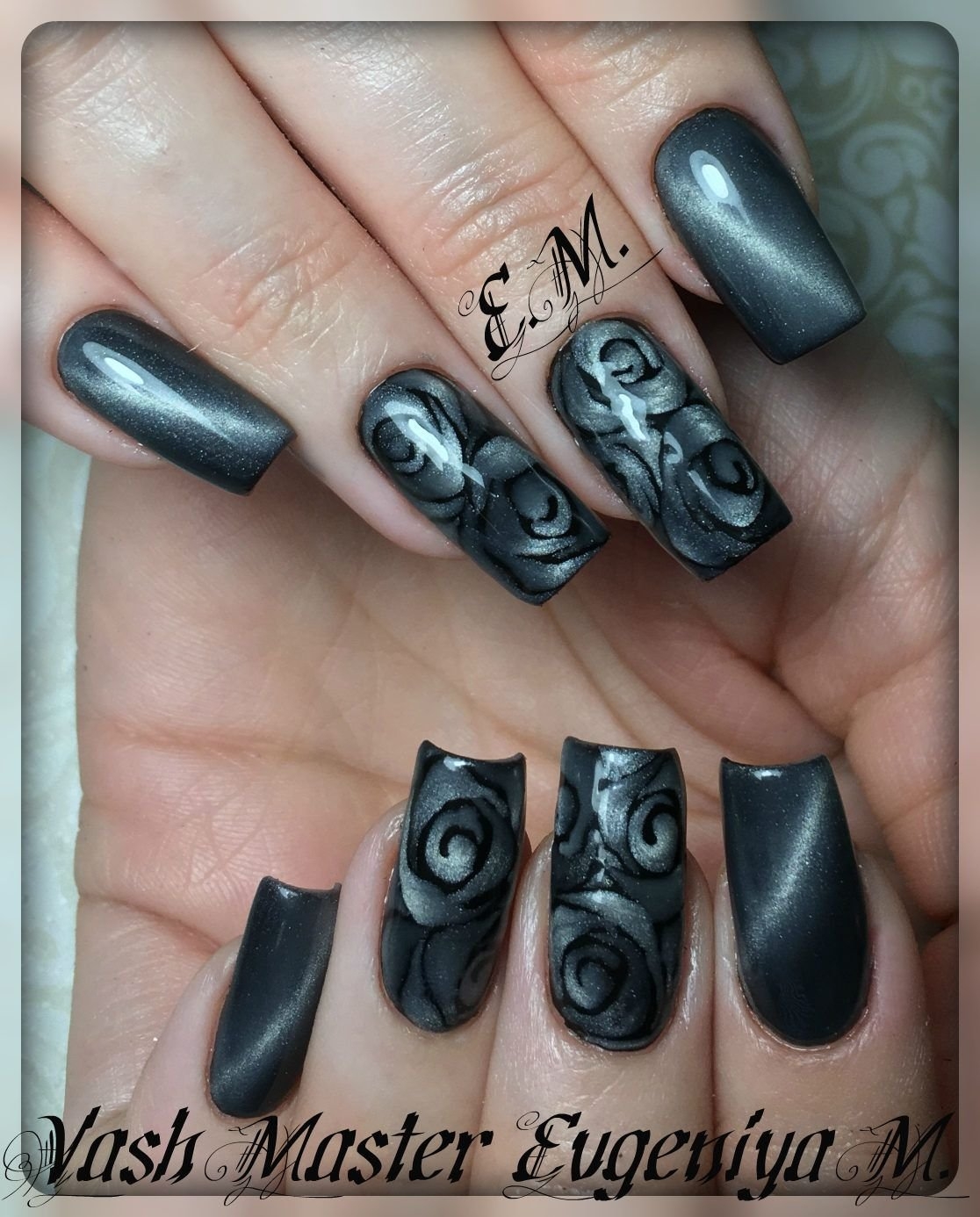 Серо-розовый маникюр