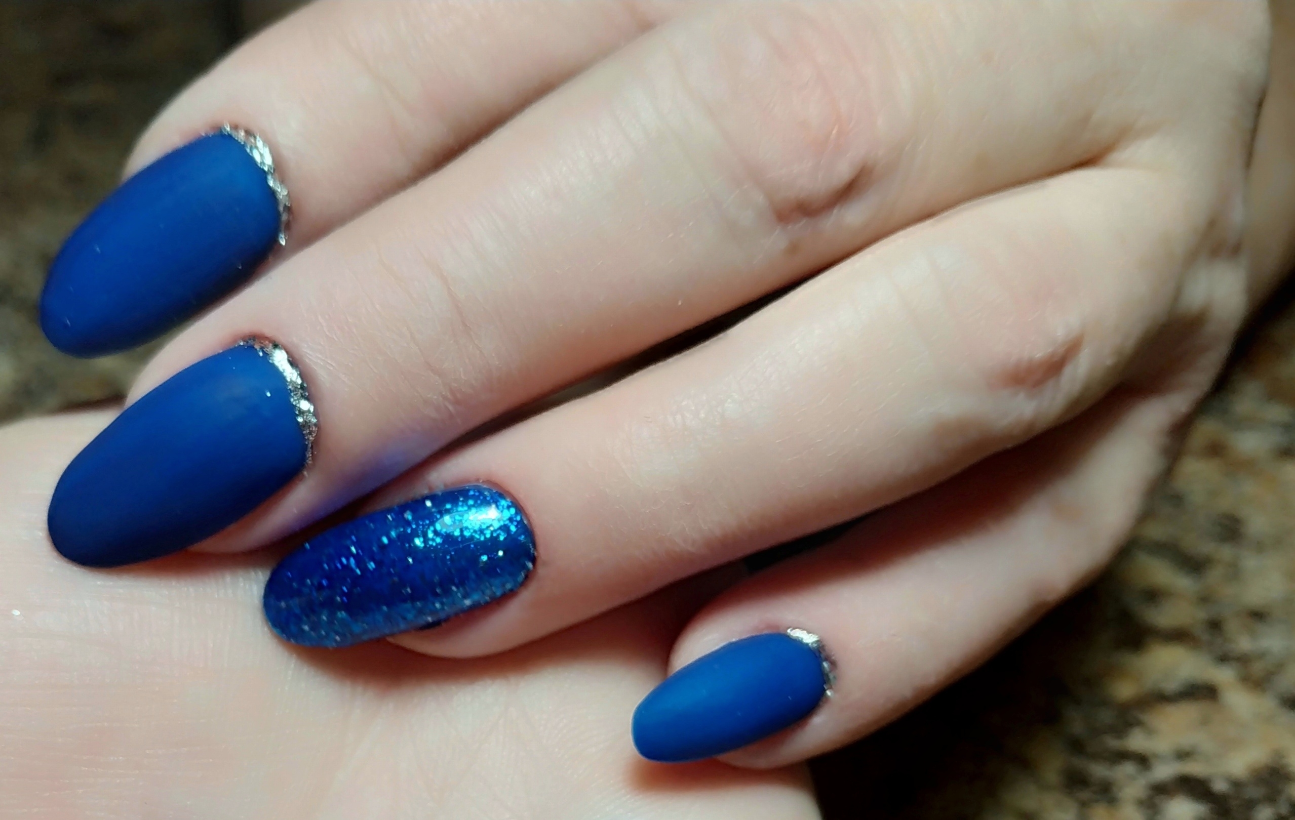 Синие ногти с блестками. Синие матовые ногти. Ногти синие с блестками. Синий матовый маникюр. Голубые ногти.