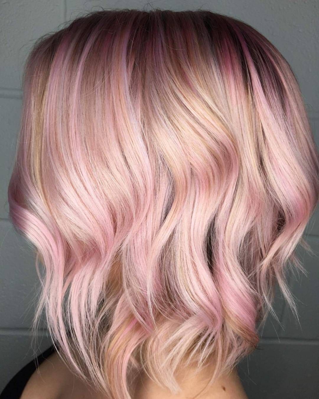 Жемчужно розовые волосы. Розовый блонд. Блонд с розовым отливом. Розовый оттенок волос на блондинках. Светло розовое мелирование.