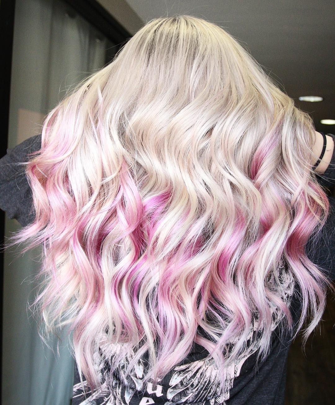 Розовые пряди на белых волосах фото