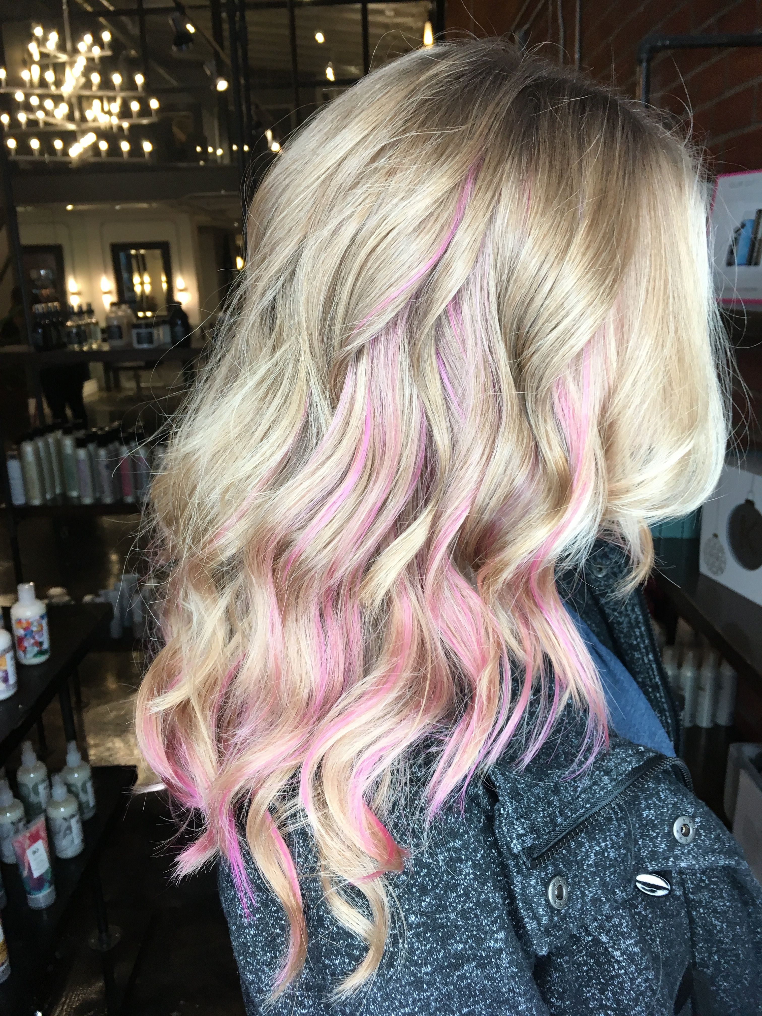 Розовые пряди на белых волосах фото