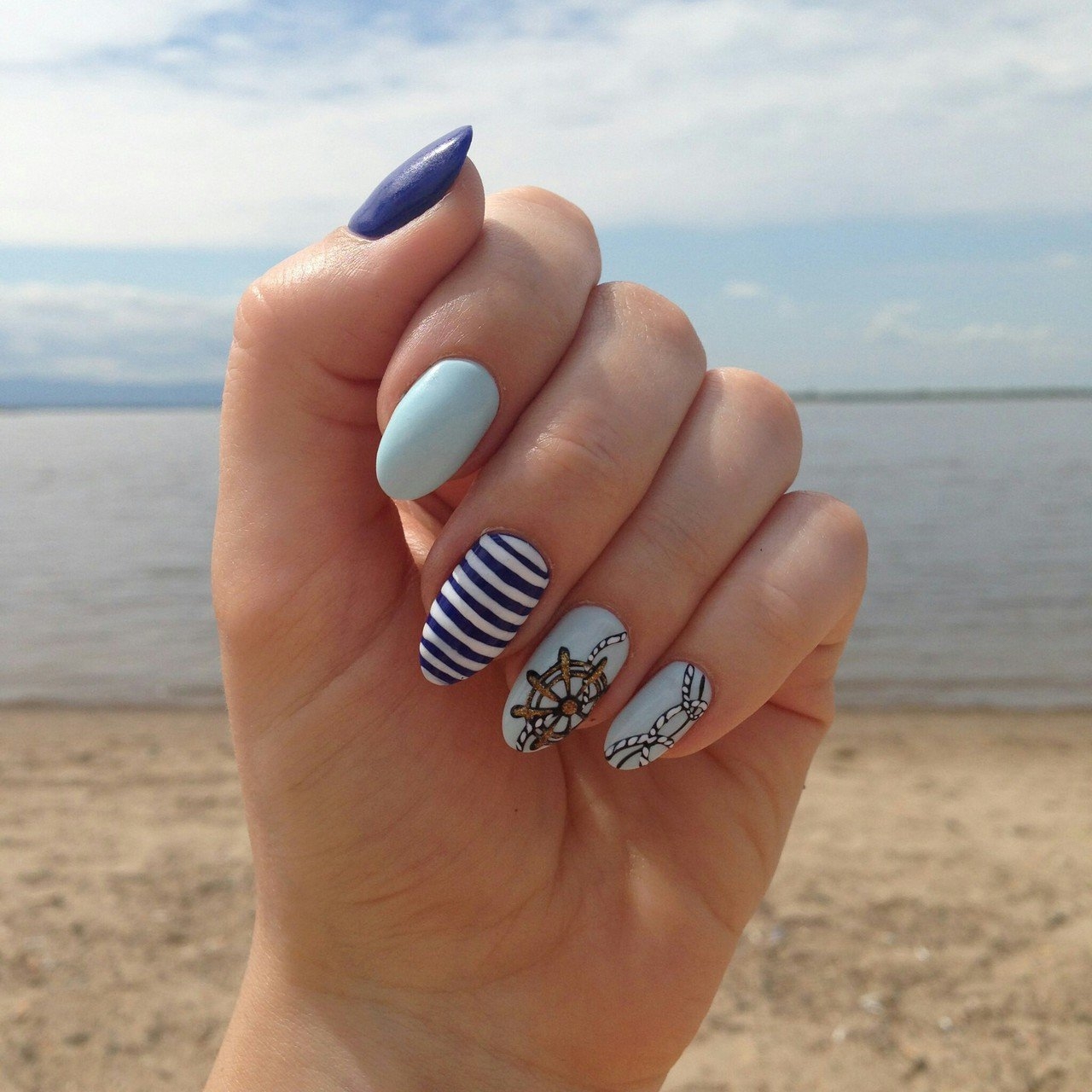 Морской дизайн ногтей. Маникюр на море. Ногти морскаямтематик. Морская тема на ногтях. Маникюр Моне.