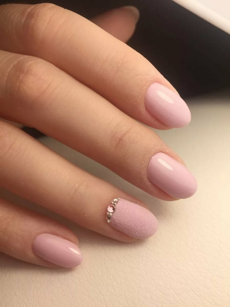 Нежный розовый маникюр на короткие ногти