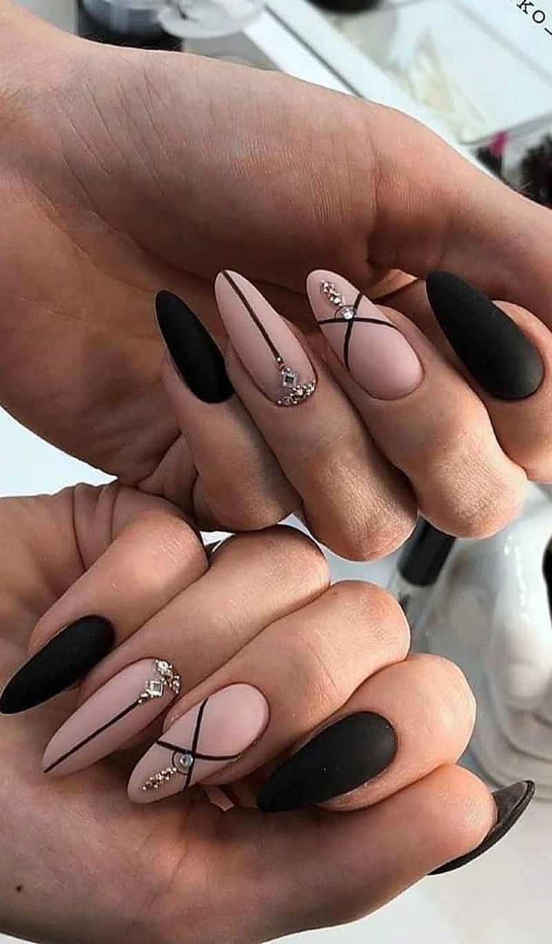 Длинные миндалевидные ногти