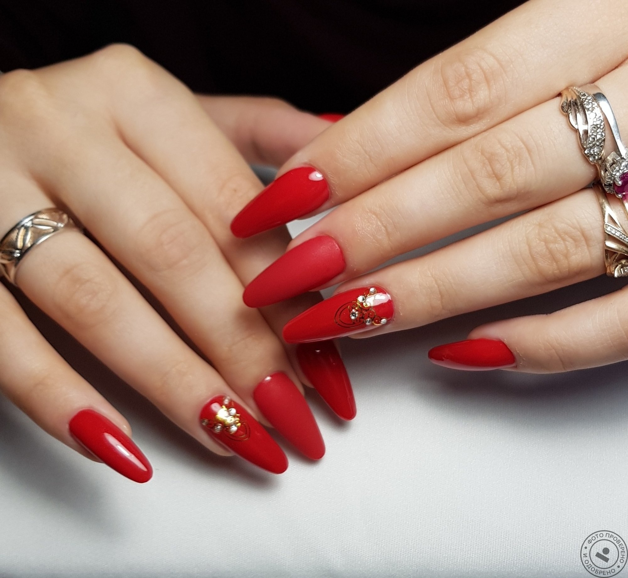 Красные нарощенные ногти: особенности, стильные примеры на 34 фото