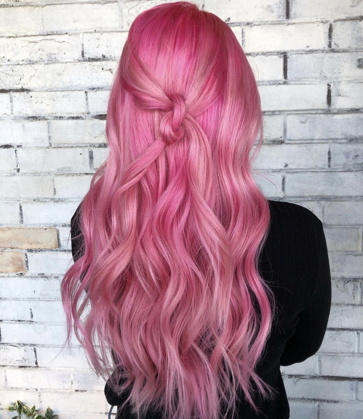 Включи розовый волос. Розовые волосы. Распущенные розовые волосы.