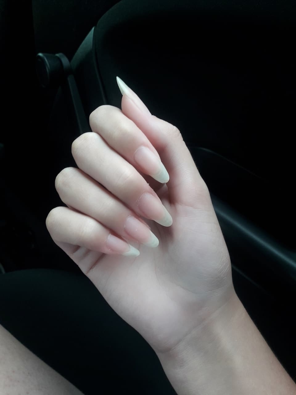 Тонкий пальчик. Красивые пальцы. Длинные ногти. Длинные ногти на руках. Женская рука.