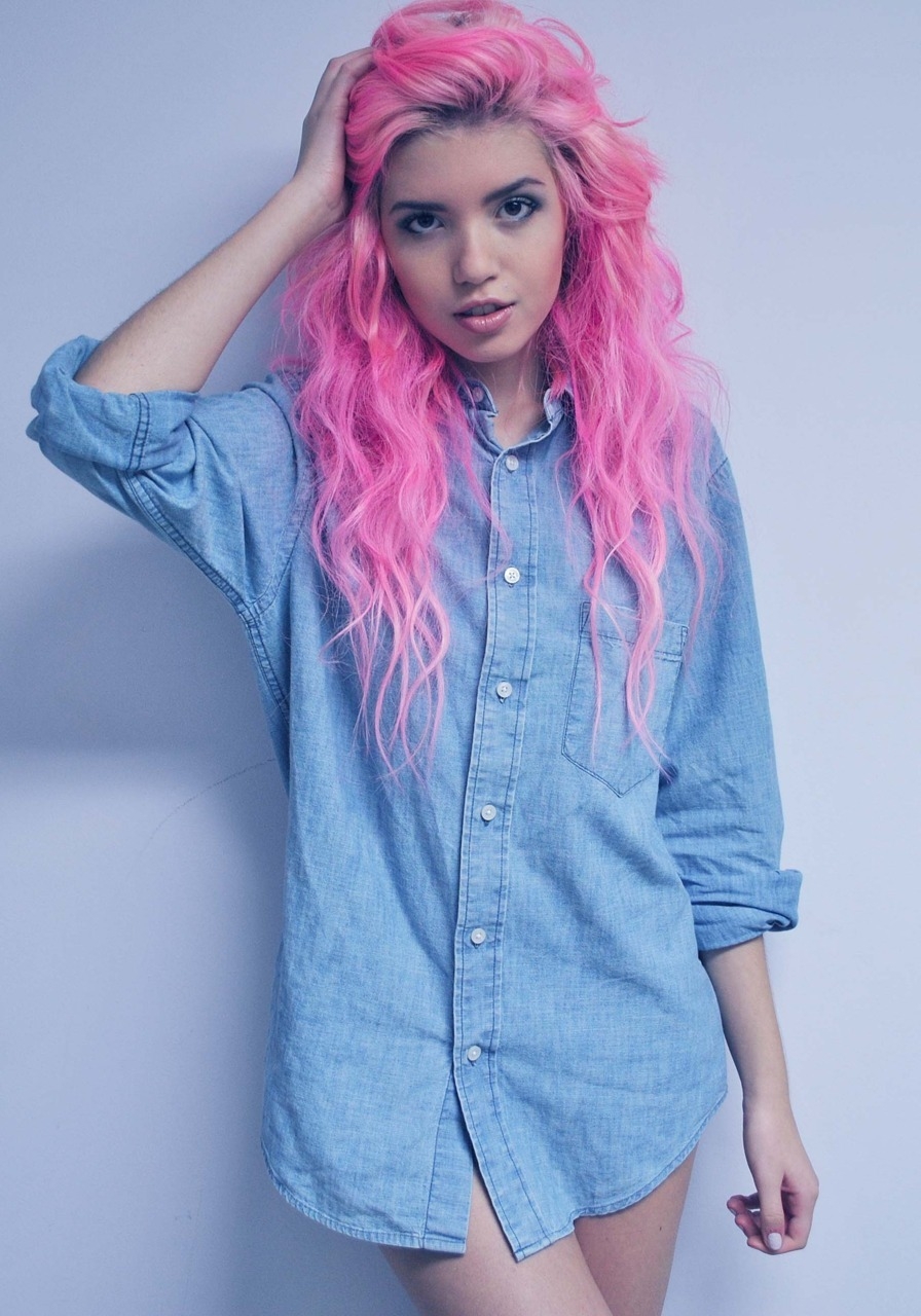 Девочка с сине розовыми волосами