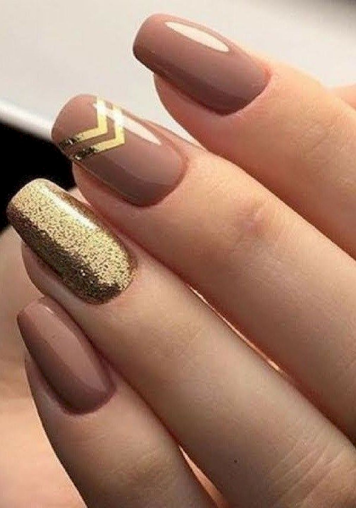Дизайн ногтей золотом цвете. Золотые ногти. Маникюр золото. Маникюр с золотом. Бежевые ногти.