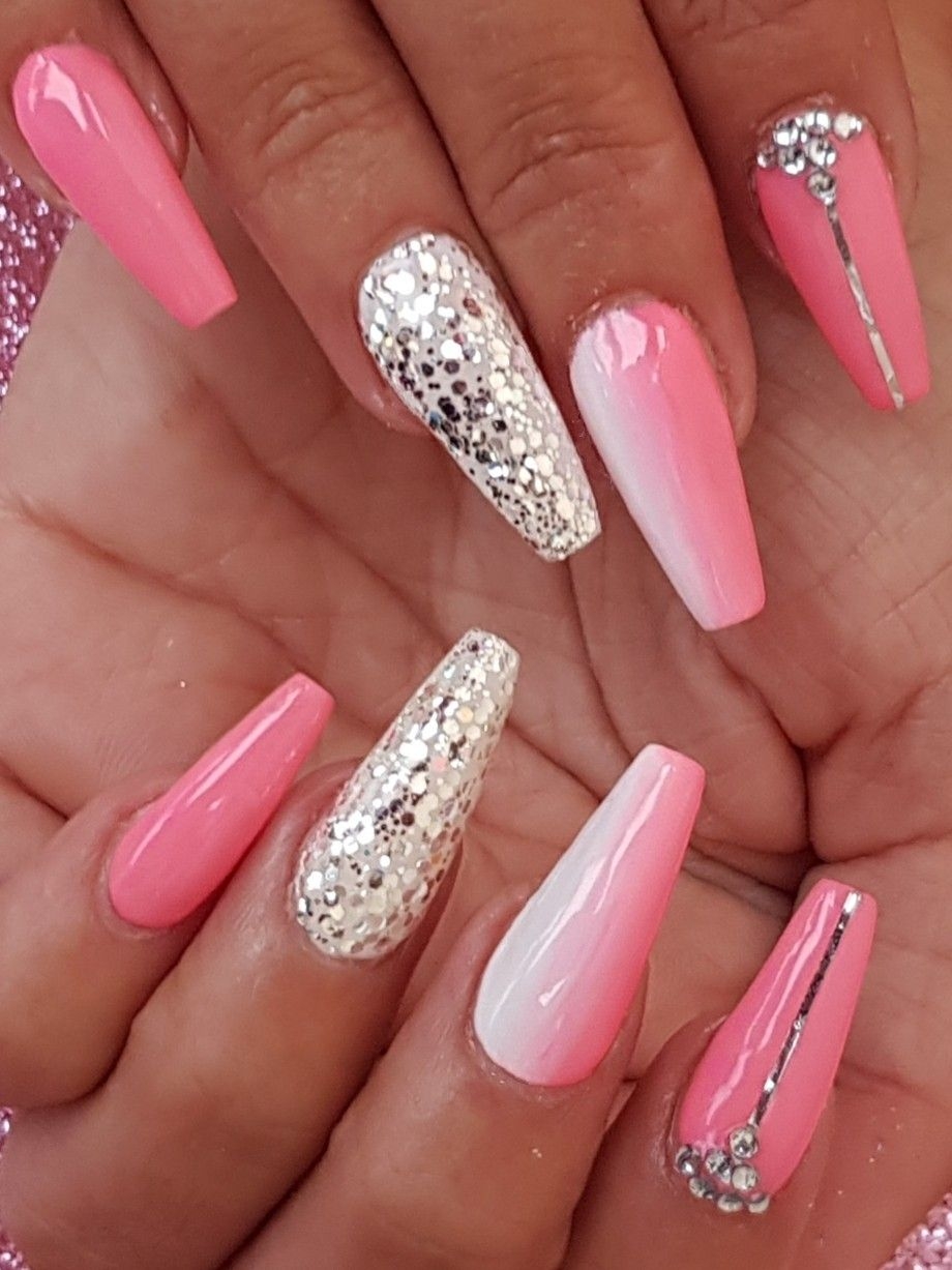 Розовые ногти гламурные