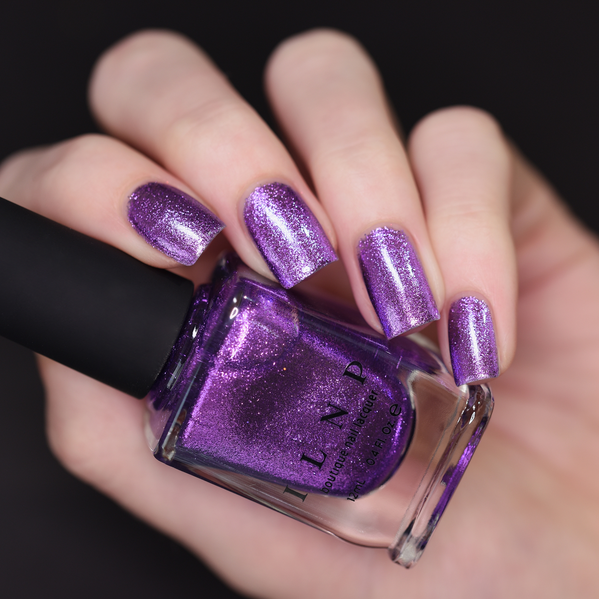 Черно фиолетовый с металлическим блеском. ILNP лак для ногтей. Фиолетовый лак для ногтей. Сиреневый лак для ногтей. Лиловый лак для ногтей.