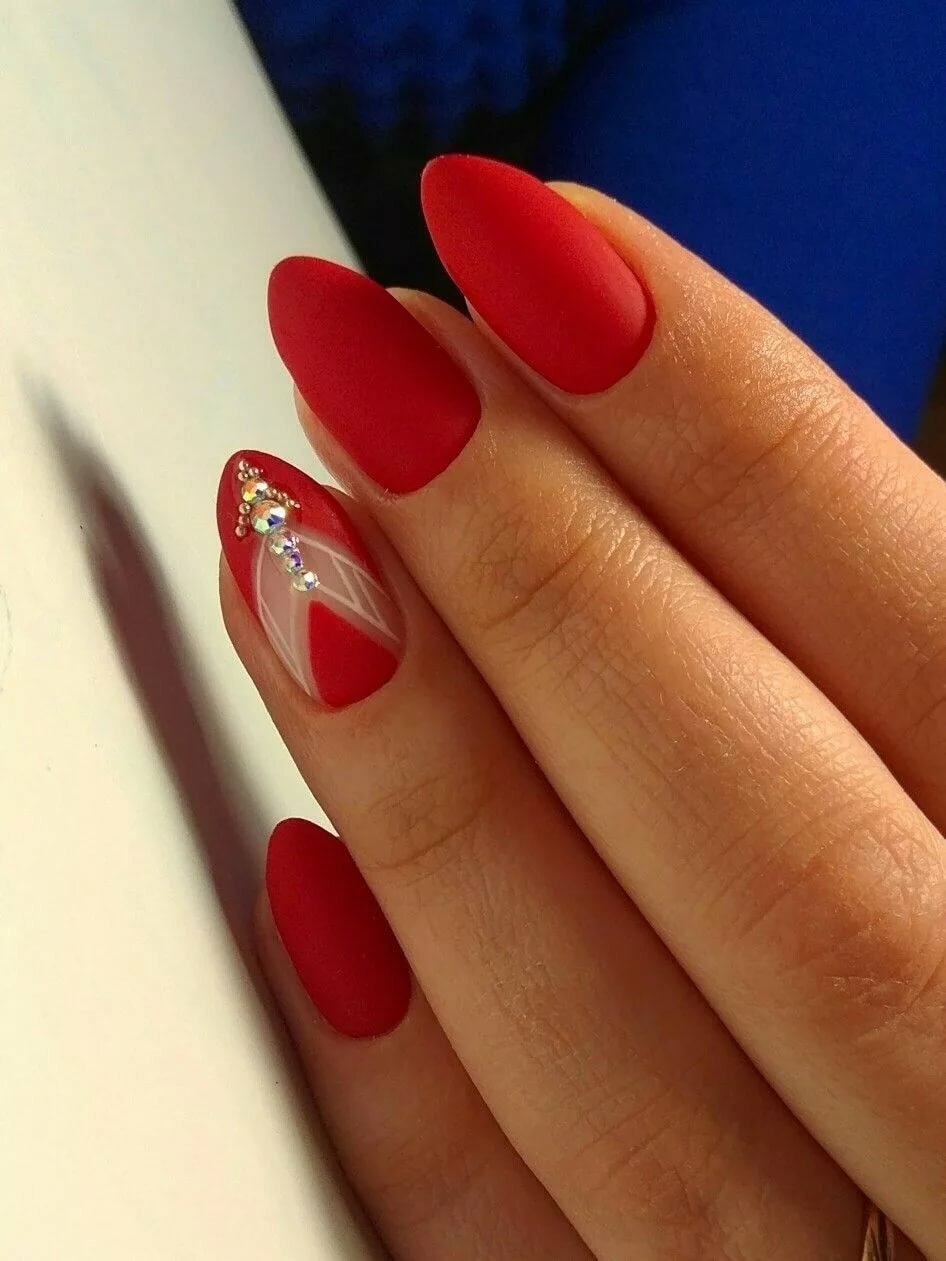 Красный маникюр на овальных ногтях