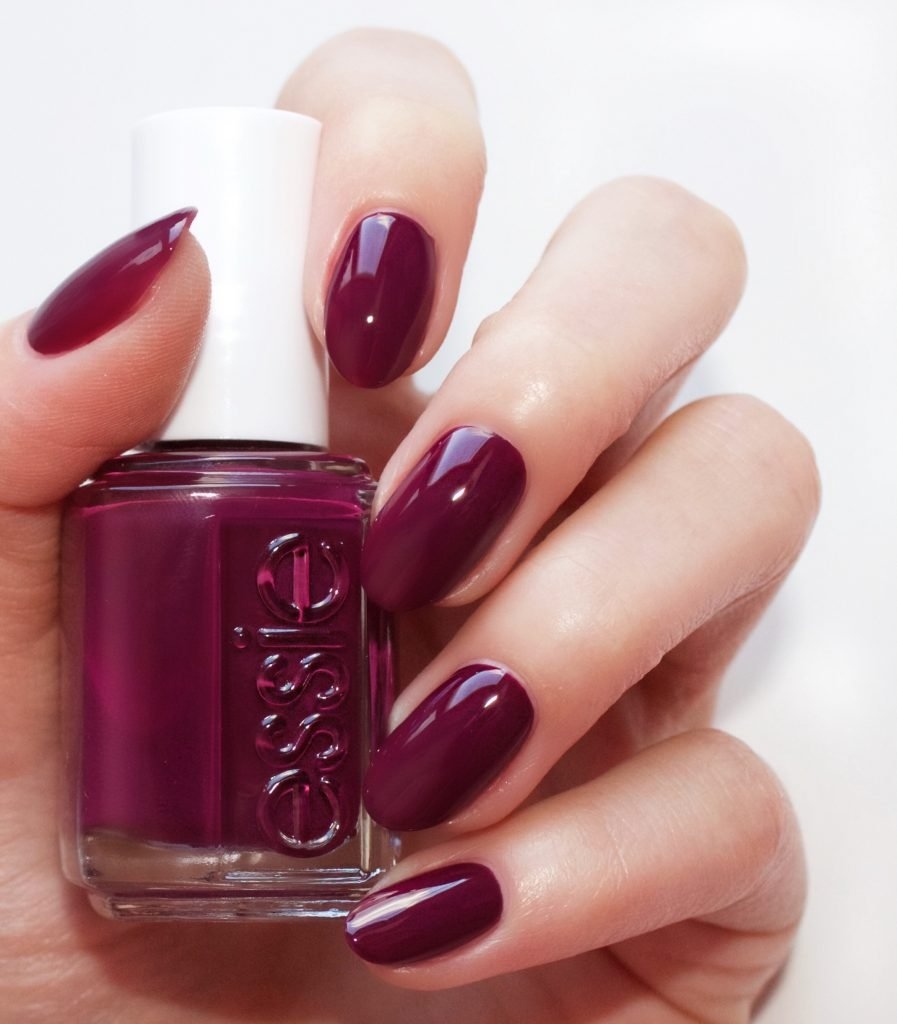 Лак Essie малиновый.