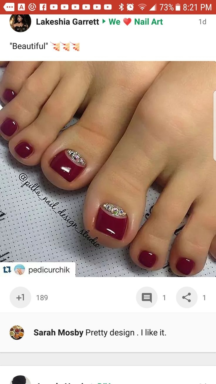 Бордовый педикюр со стразами