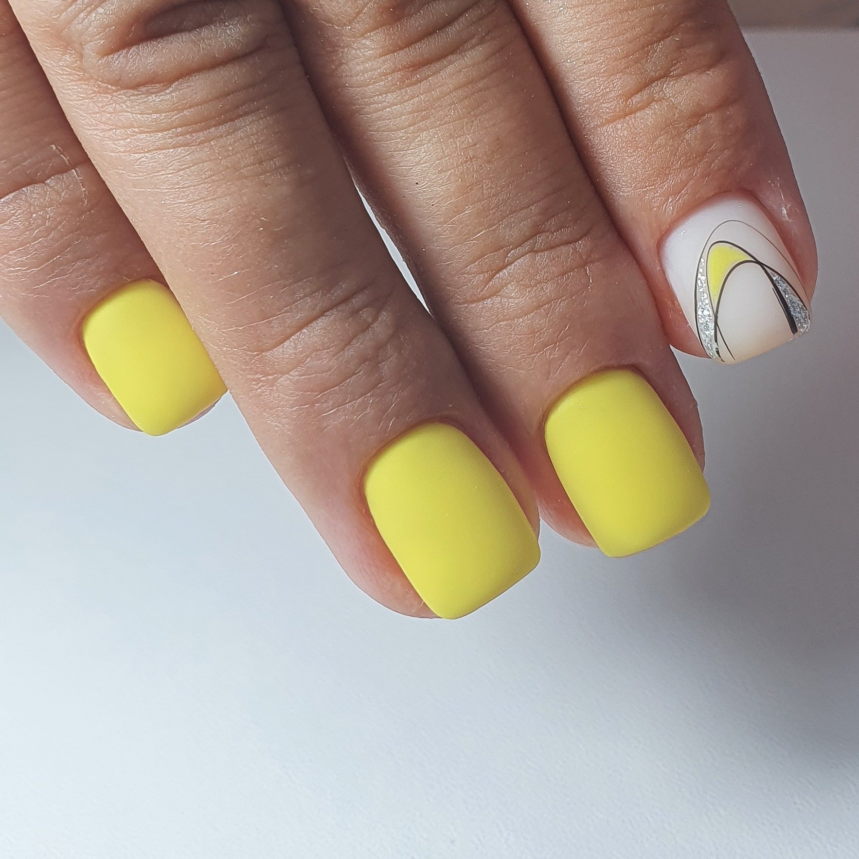 Дизайн ногтей на короткие ногти желтые