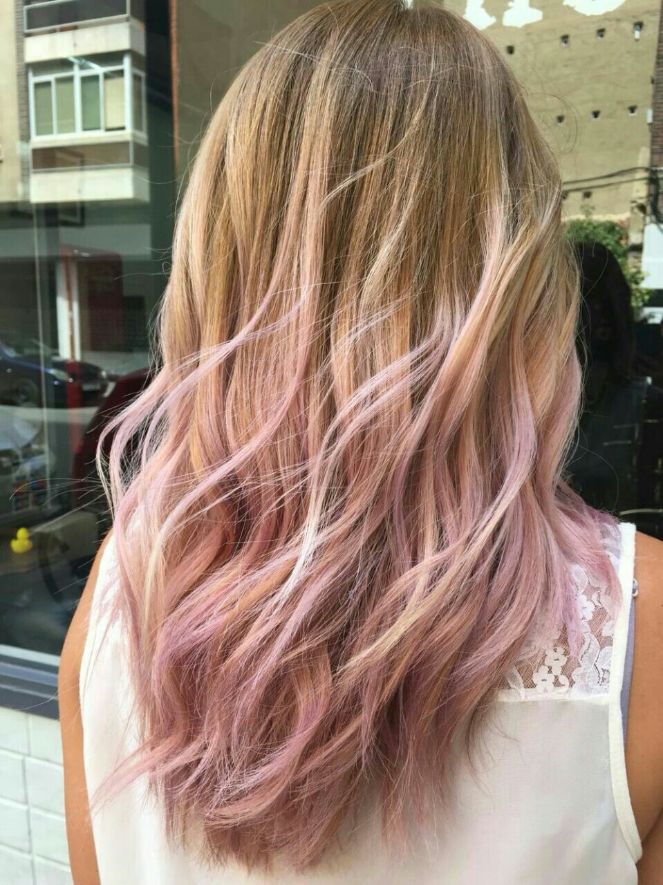 Розовые локоны на русых волосах фото