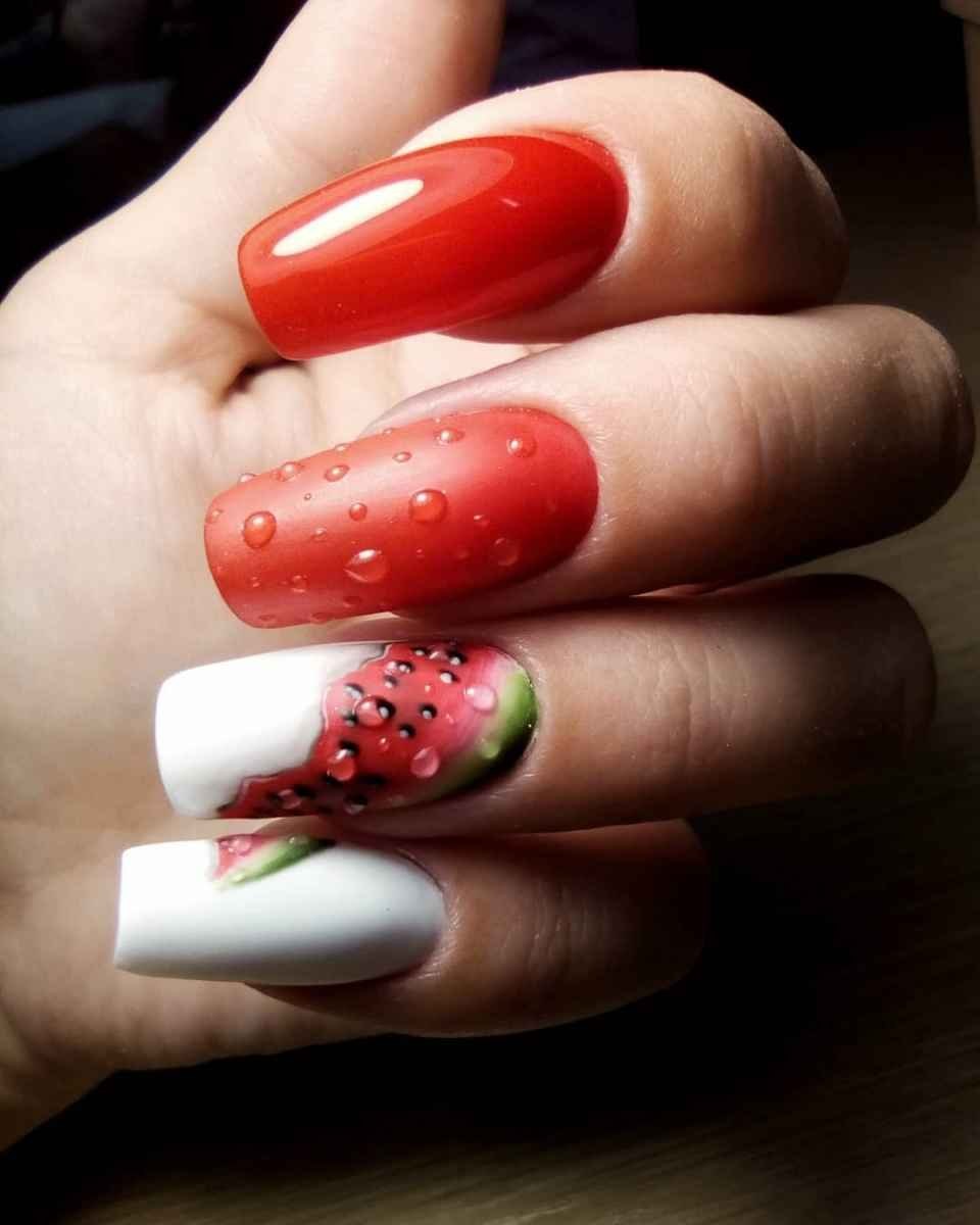 Красный маникюр с капельками