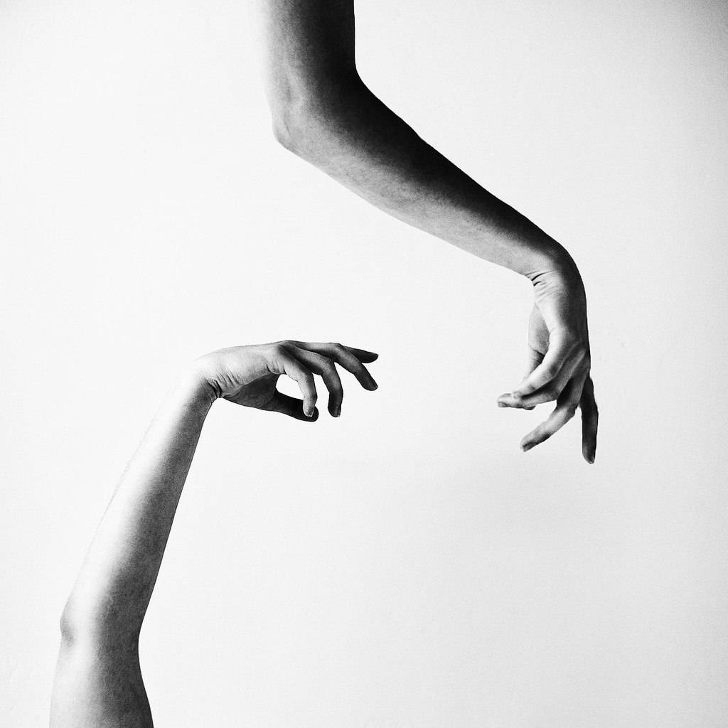 Женская рука. Изящная женская рука. Рука черно белая. Красивые руки в танце. Грациозные руки
