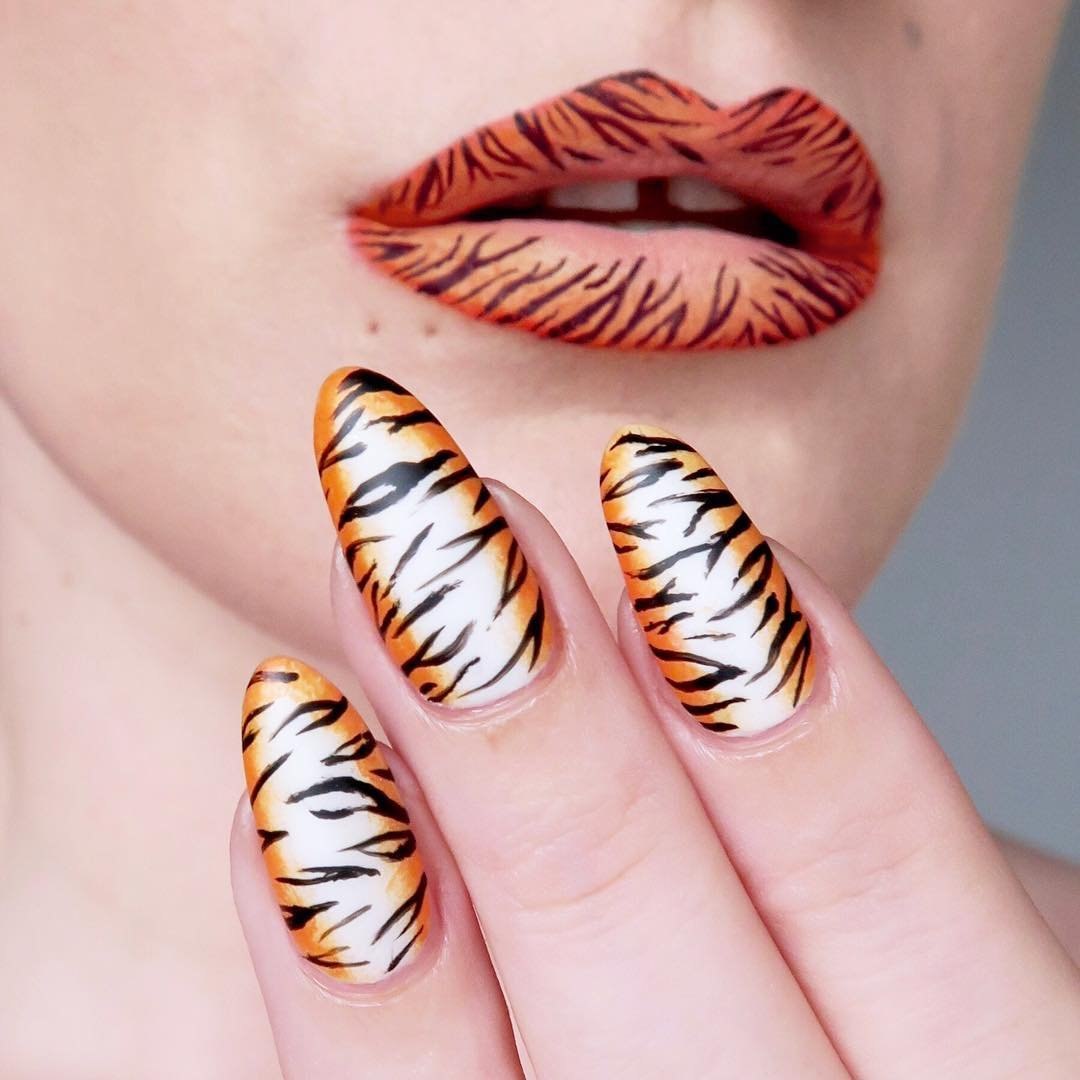 Тигровые ногти дизайн. Тигровые ногти. Дизайн ногтей тигровый. Ногти с тигровым принтом. Тигроввй принят на ногтях.