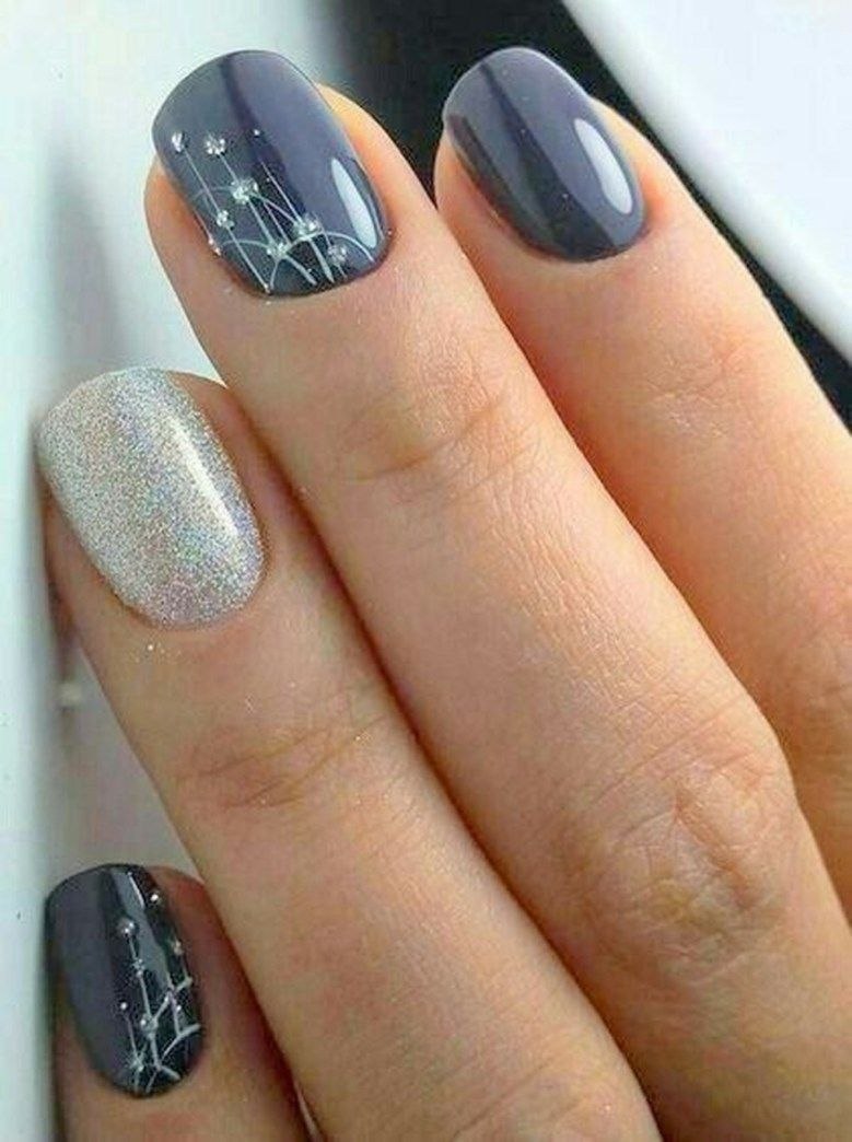 Серый маникюр