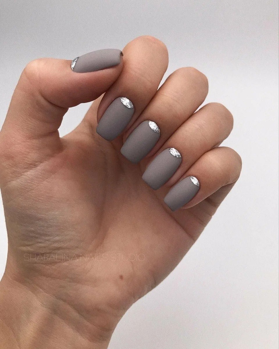 Серый маникюр на короткие