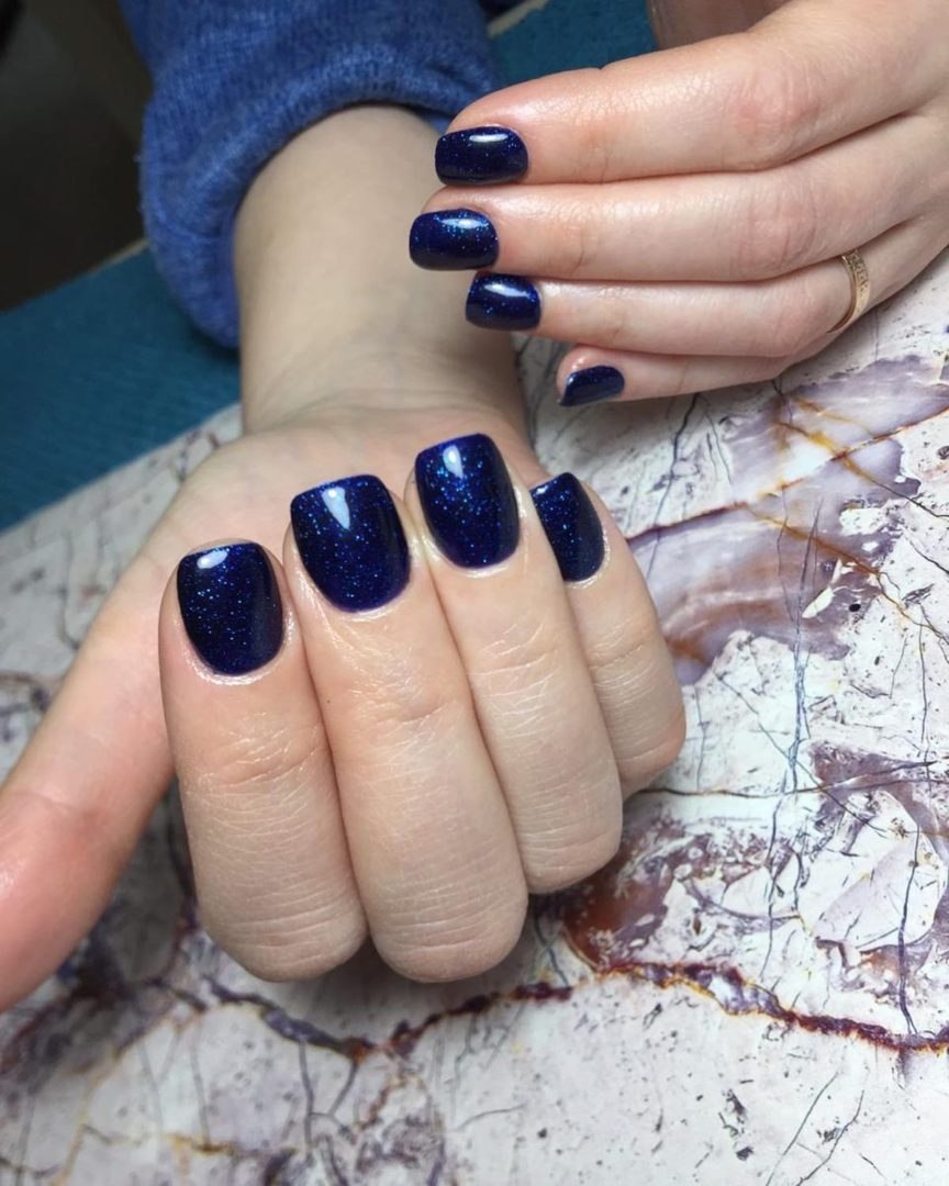 Самый актуальный маникюр на сегодняшний день синий (70 фото)