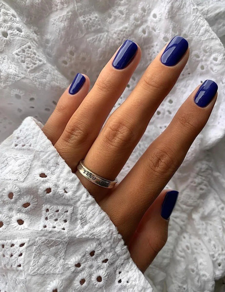 Красивый маникюр в синих тонах