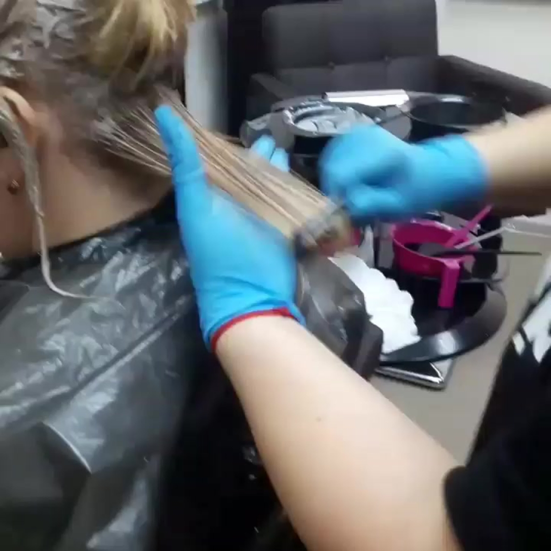 Техника осветления кончиков волос