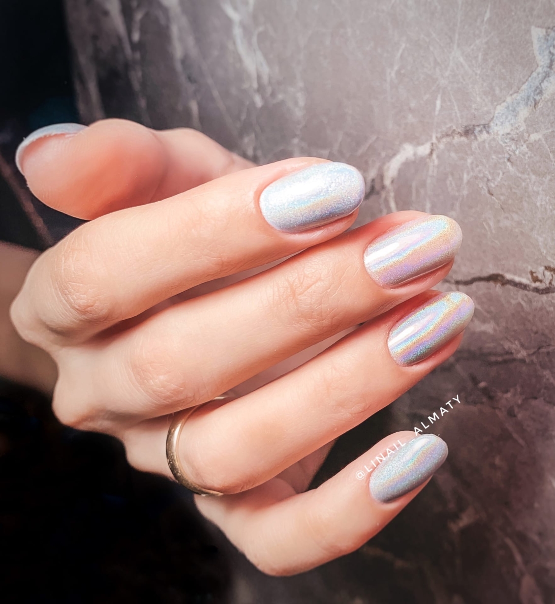 Розовые овальные ногти