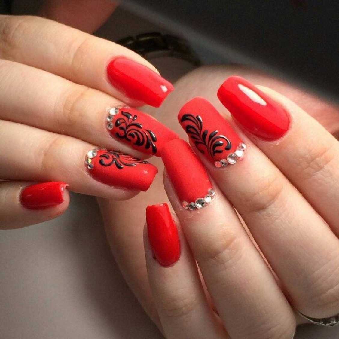 Коралловый маникюр