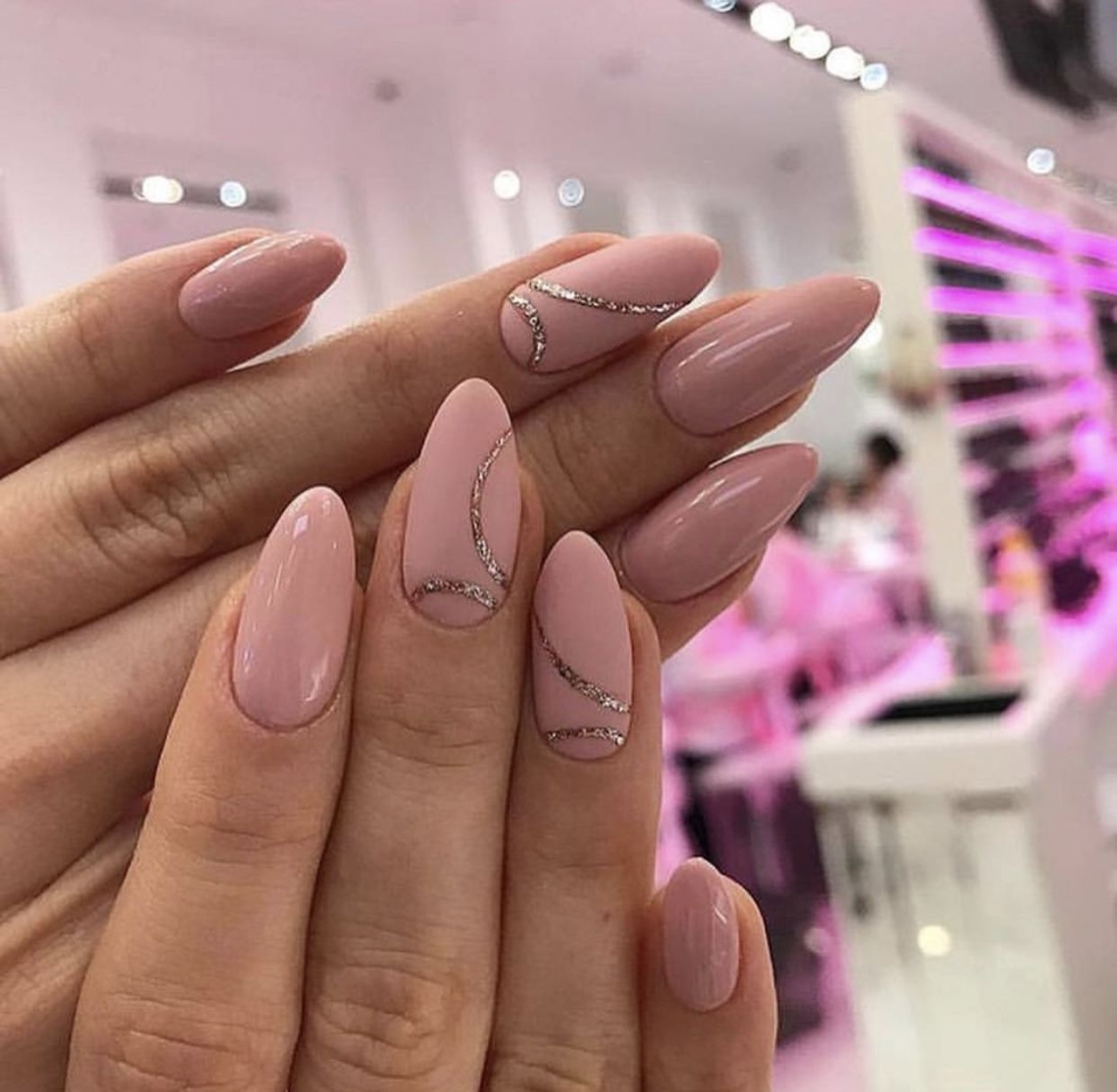 Розовые полупрозрачные миндалевидные ногти