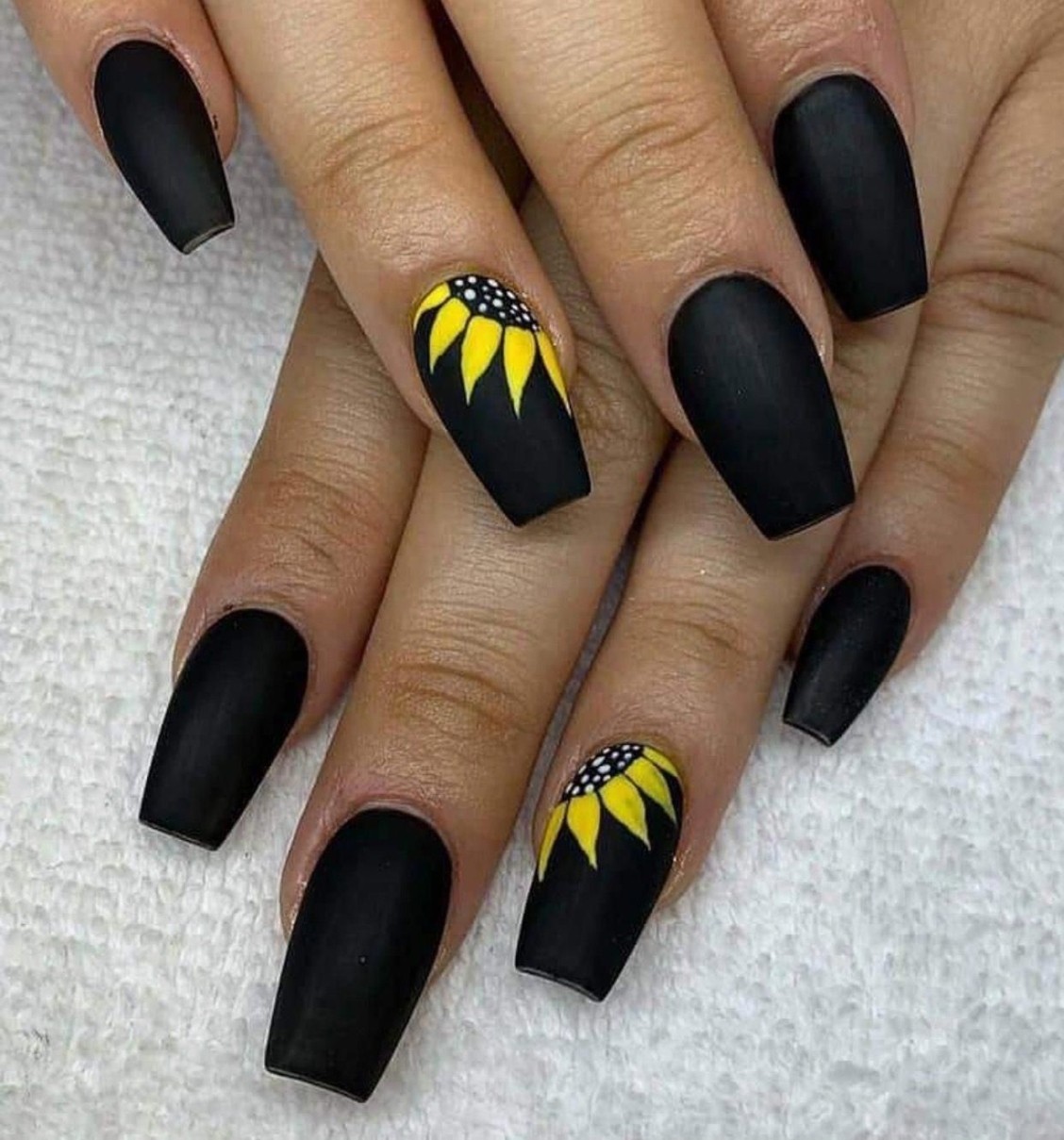 Маникюр чёрный с кислотными цветами