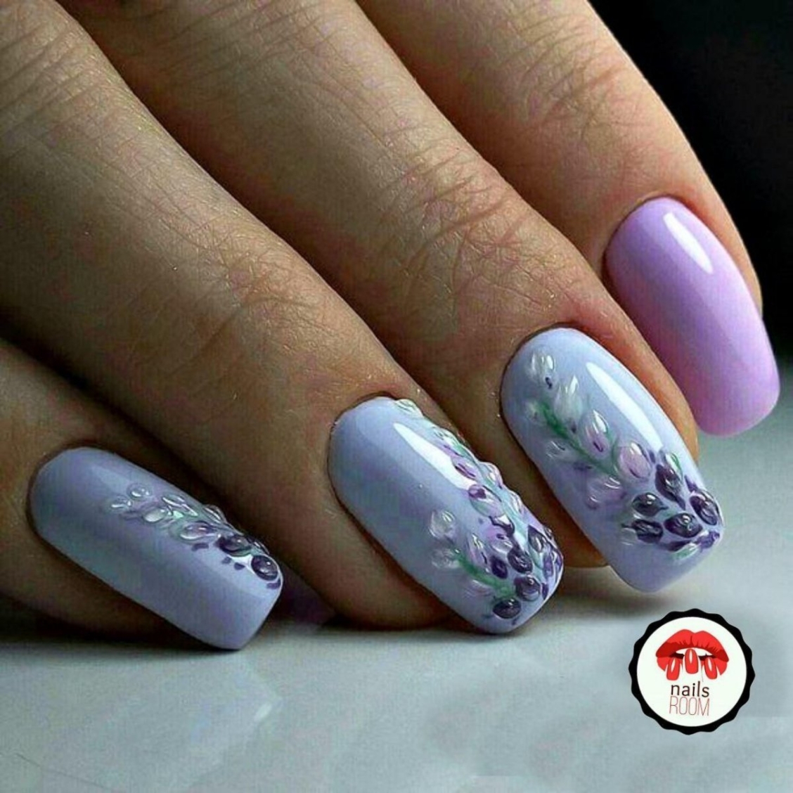 Нежный маникюр с веточкой