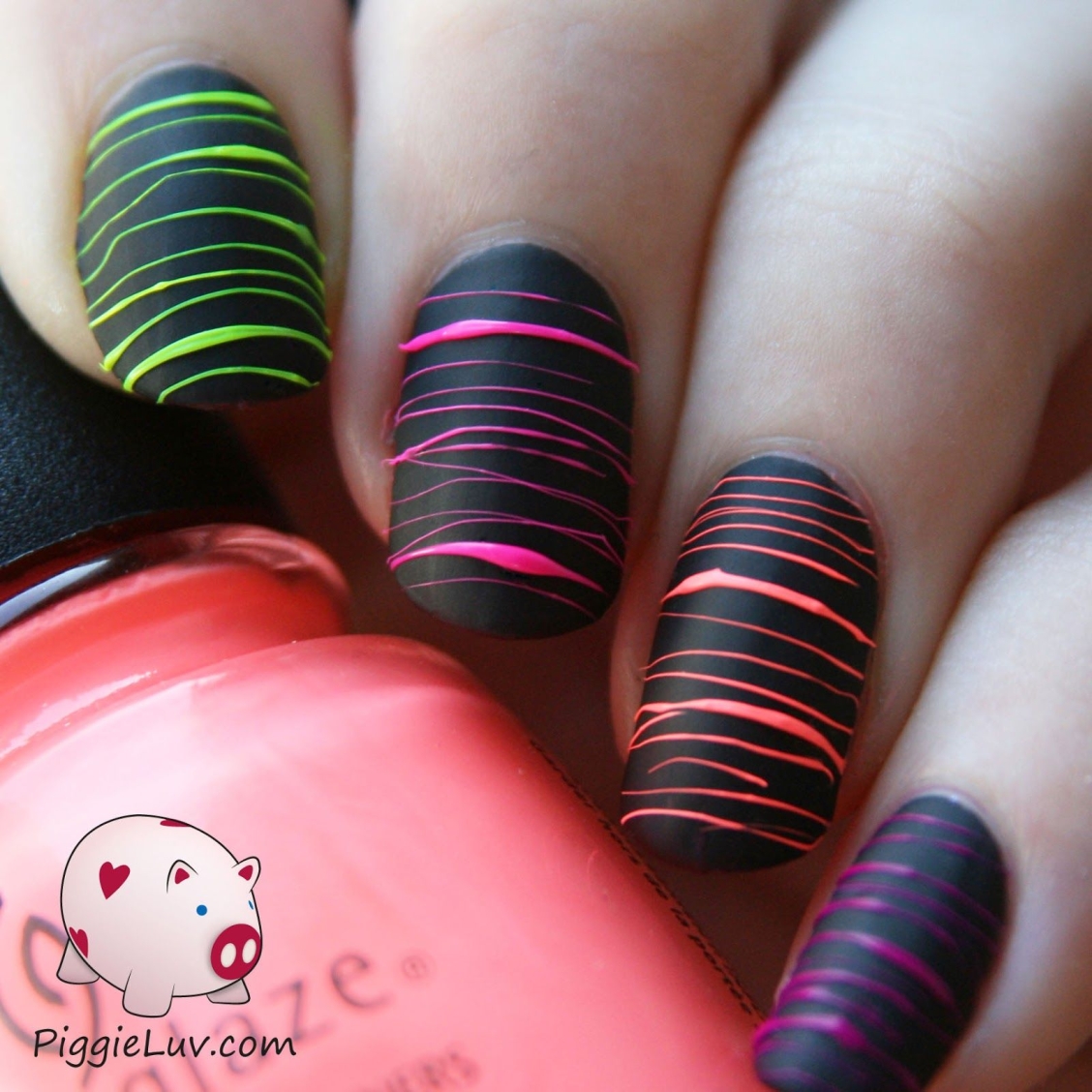 Черные ногти с цветными полосками