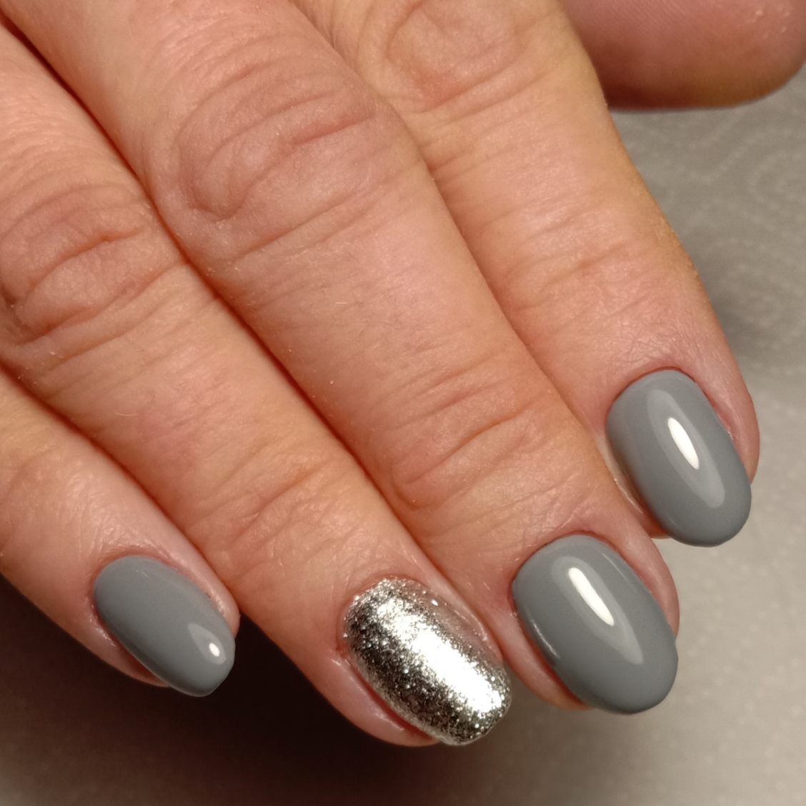 Серые короткие ногти