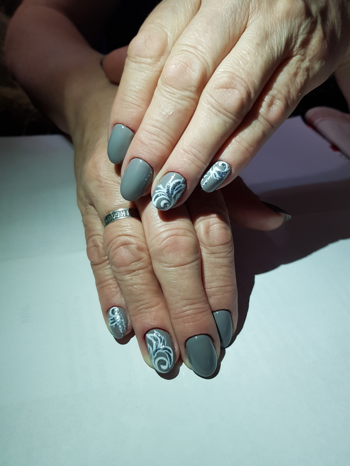 Серый маникюр на короткие вензеля