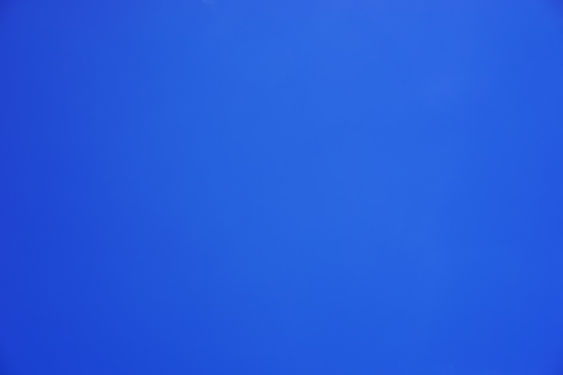 Ярко голубой