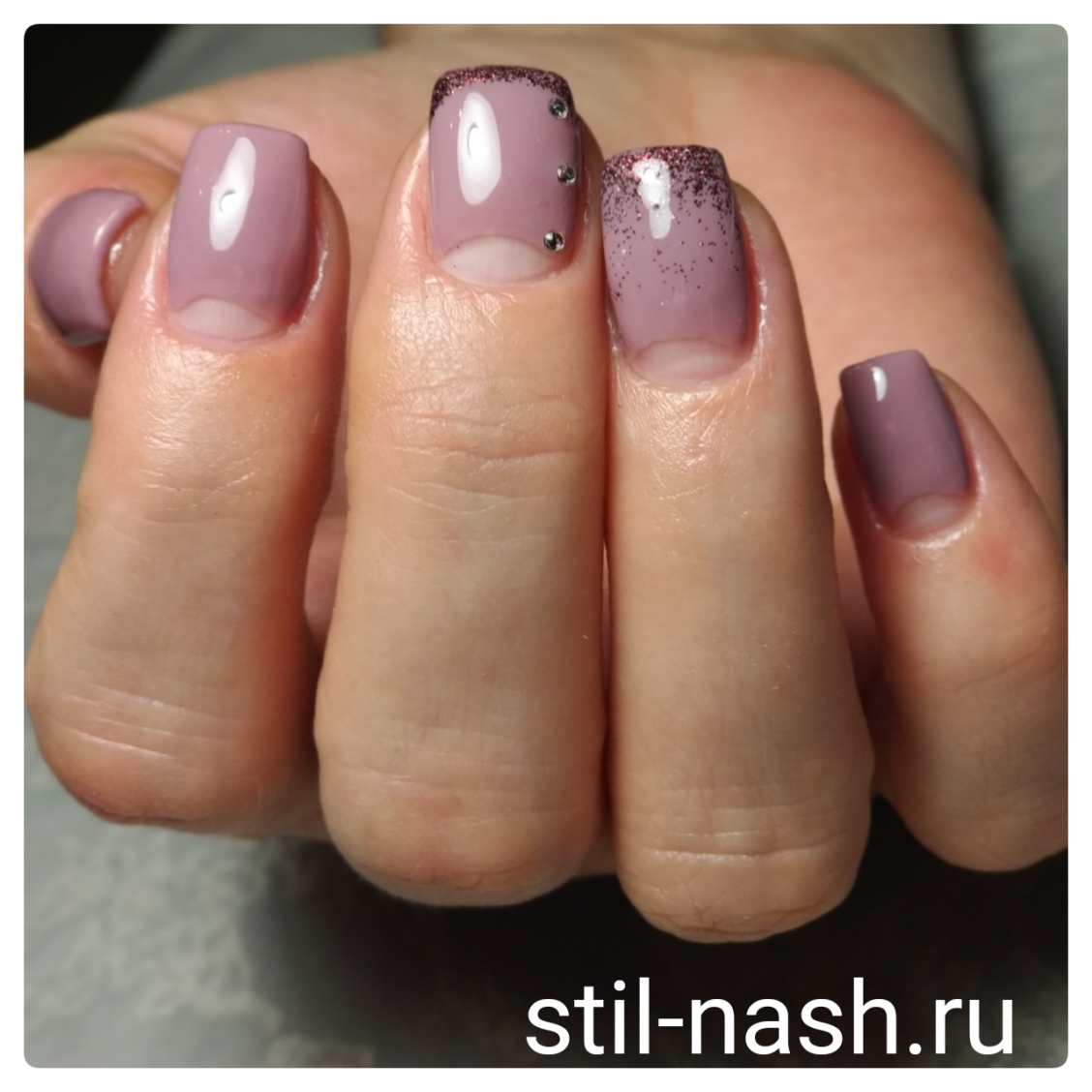 Отросший лунный маникюр