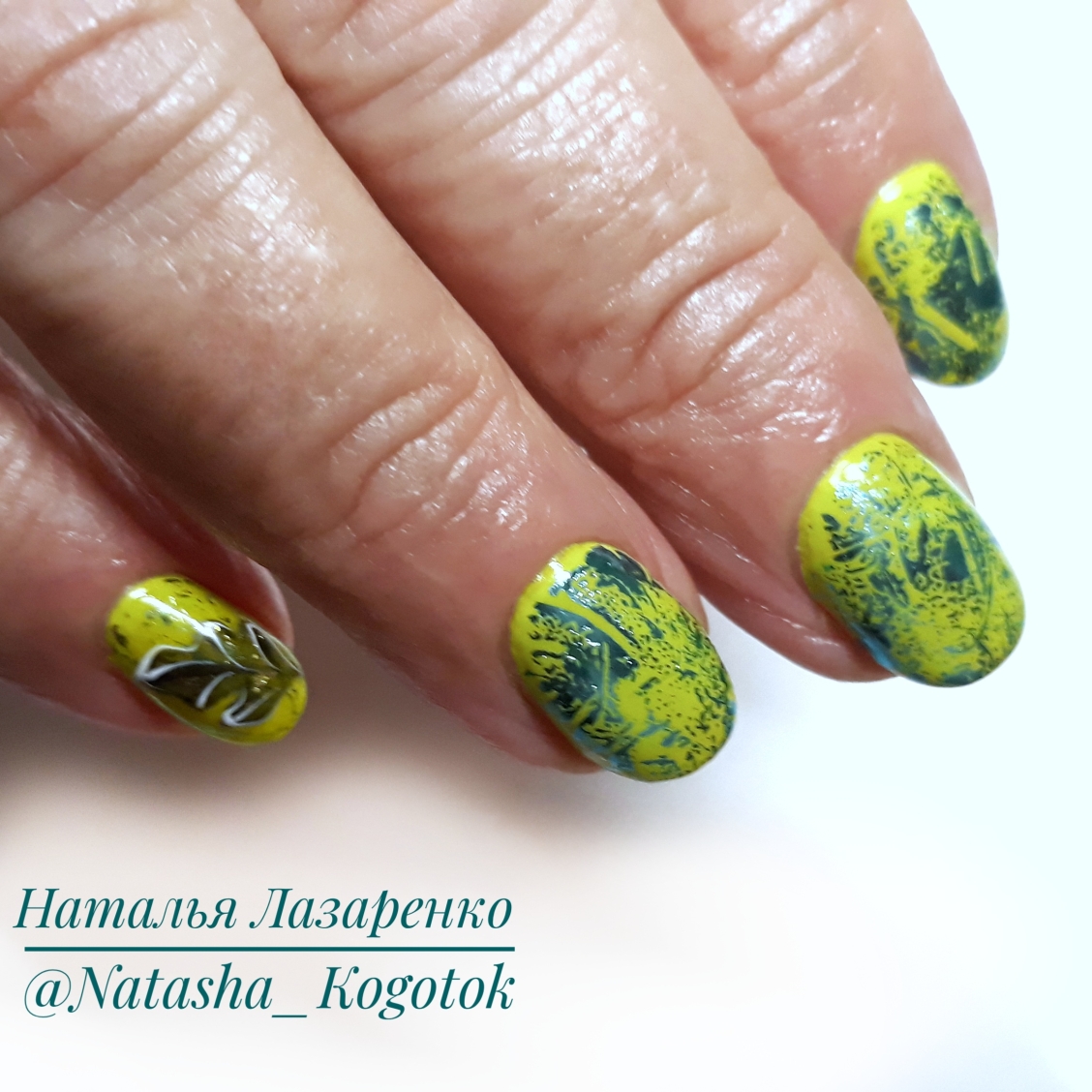 Маникюр с фольгой