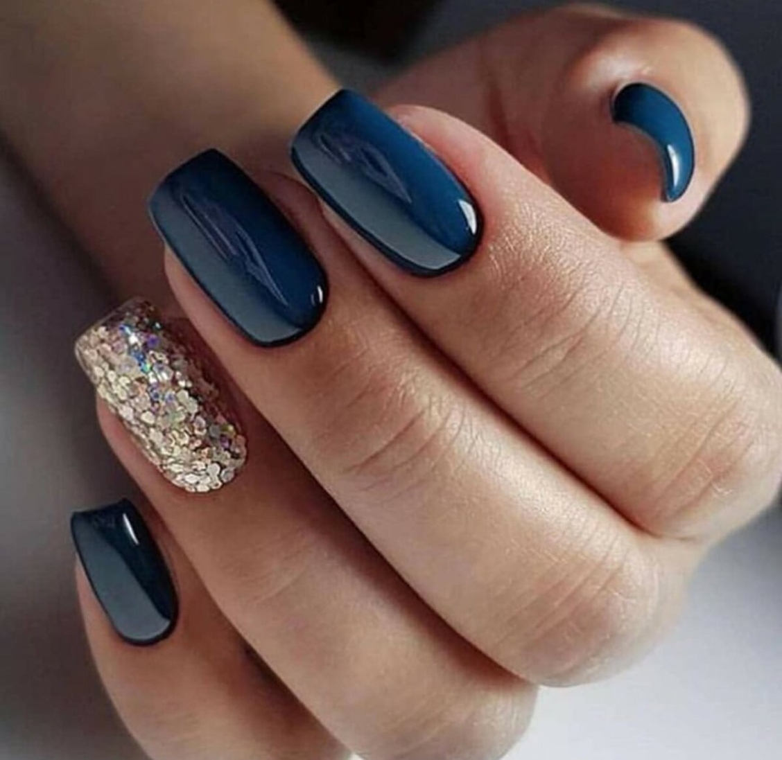 Темно синие ногти