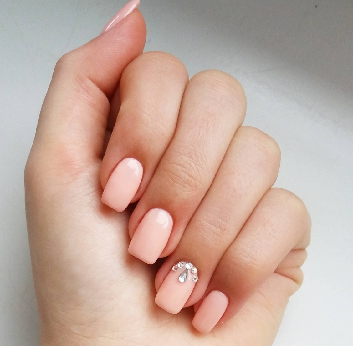 Ногти короткие