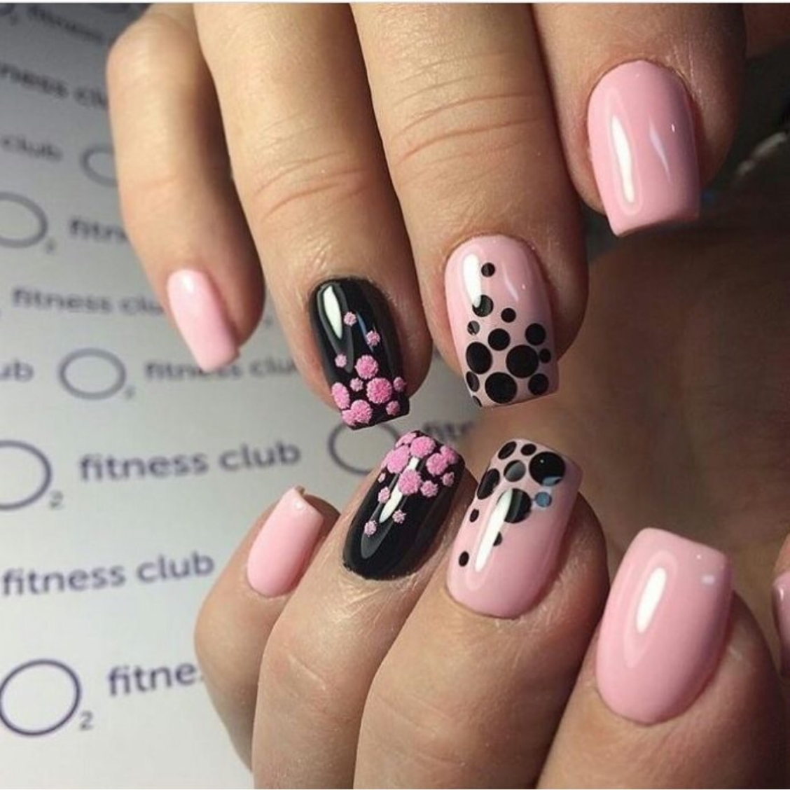 Маникюр розовый с черным