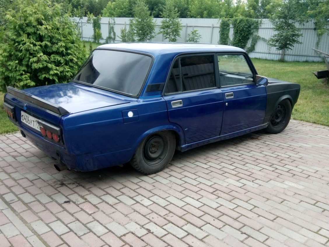 ВАЗ 2107 синяя с черной крышей