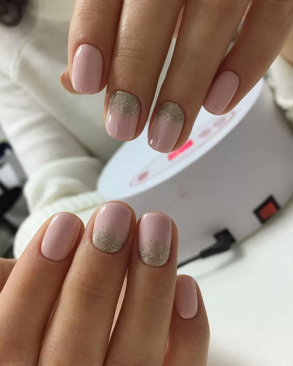 Маникюр с нотами на короткие