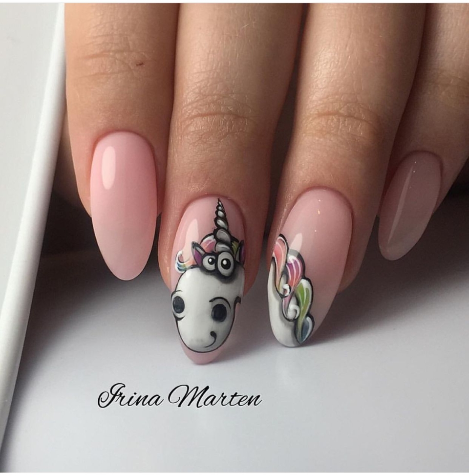 Белый маникюр с единорогом